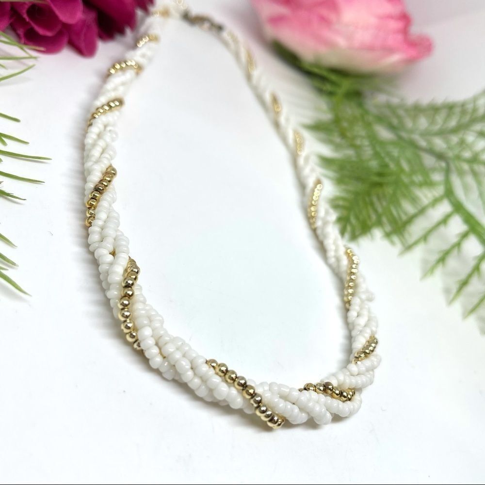VINTAGE⚜️MILK GLASS & Golden Dainty Beaded Twisted Necklace - Picture 4 of 6
